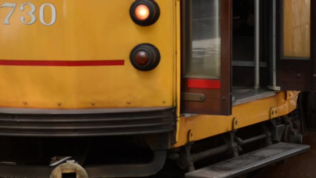 fermata del tram con porte che aprono e chiudono