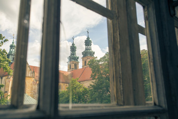 Widok ze starego okna na zamek