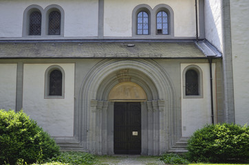 Fototapeta na wymiar Seitenportal der Klosterkirche Neuwerk, Goslar