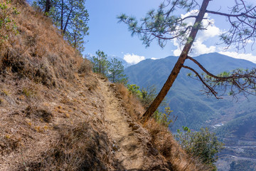 Fototapeta na wymiar The Hiking trail path of Tiger Leaping Gorge with Jade Dragon snow mountain, Lijiang, Yunnan, China