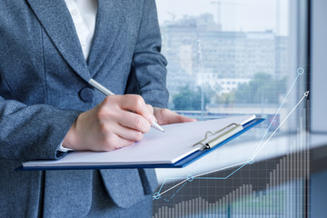 Obraz premium Businesswoman analyzes the graph of statistics .