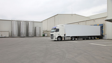 Fototapeta premium Loading Long Truck