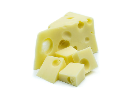 Käse Emmentaler Stück isoliert freigestellt auf weißen Hintergrund, Freisteller