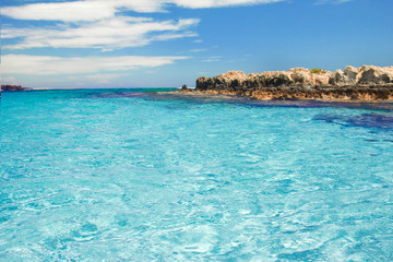 Naklejka premium piękny brzeg morza na tle przyrody cypru