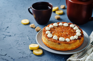 Caramel banana cake with tea