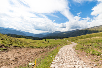 Fototapeta na wymiar Panorama con strada di montagna