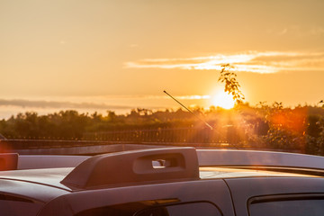 Dachgepäckträger eines Autos im Sonnenuntergang
