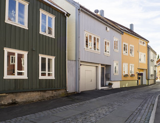 Casas en las calles de Trondheim, Noruega, verano de 2017