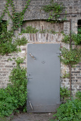 Massive Stahltür verschlossen in Backsteinwand