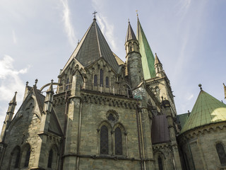 Fototapeta na wymiar Catedral de Nidaros uno de los principales monumentos históricos noruegos, alcanzando categoría de icono cultural. Ha llegado a ser considerada como la obra maestra del gótico nórdico. Verano de 2017