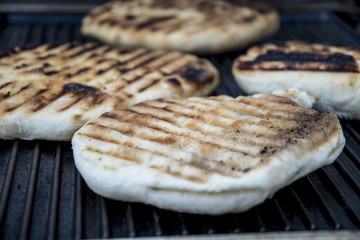 knusprig schwarz und braun gegrilltes Fladenbrot auf dem Grill