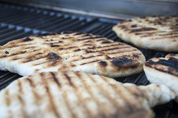 knusprig schwarz und braun gegrilltes Fladenbrot auf dem Grill