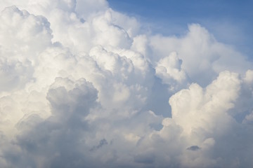 Gewitterwolken türmen sich hoch in den Himmel