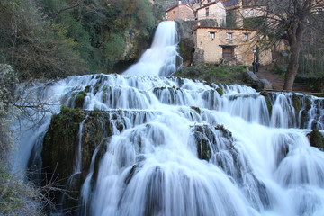 cascada en Orbaneja del castillo con larga exposición 