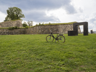 Fototapeta na wymiar Bicicleta en los alrededores de fortaleza de Akershus en Oslo verano de 2017.