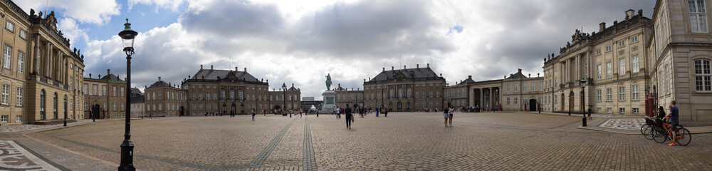 Plaza del palacio de Amalienborg  Copenhague verano de 2017.