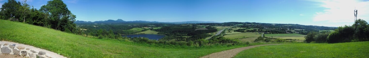 panoramique de la chaine des puys - Puy-de-Dome, Auvergne. Vu du puy de Mouffle.