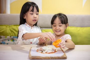 Obraz na płótnie Canvas Asian Little Chinese Girls DIY mini pizza