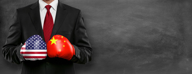 Handelskrieg / China / USA / Mann mit Boxhandschuhe © Coloures-Pic