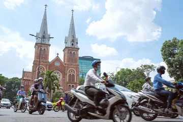  Motoren en de Notre-Dame-kathedraal in Saigon, Vietnam Ho Chi Minh-fietsen en de Notre-Dame-kathedraal in Saigon, Vietnam © wooooooojpn