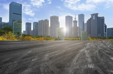 Fototapeta premium empty road with panoramic cityscape
