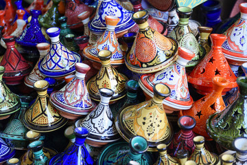 Traditionelle Tajine oder Tagine, Andenken, Souvenirs, Verkaufsstand, Ait Benhaddou, Marokko, Afrika