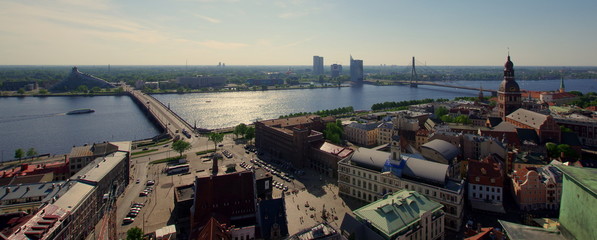 Dźwina przepływająca przez Rygę, stolicę Łotwy - rzeka, most i zabudowa