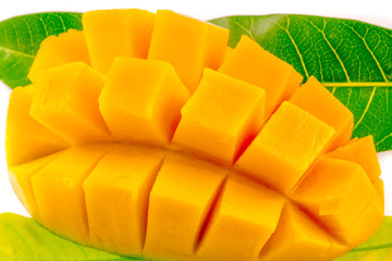 tranche de mangue mûre sur feuilles de manguier 