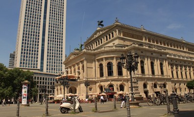 Fototapeta na wymiar Alte Oper und Opernplatz in Frankfurt