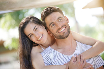 Fototapeta premium Portret 40-letniej pary w letni dzień