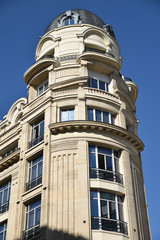 Fototapeta na wymiar Immeuble cossu à tourelle à Paris, France
