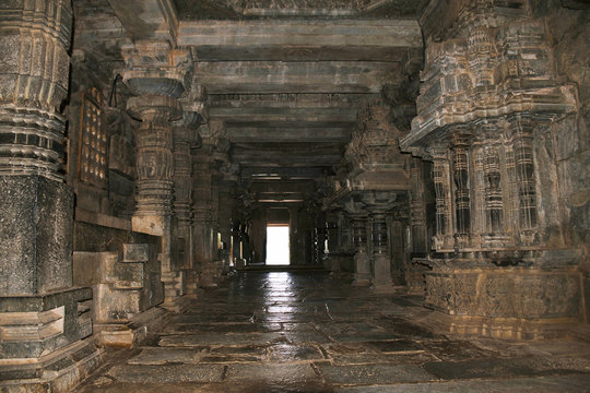 Long passage covered with various kinds of pillars adjoining both, the Shantaleshwara and Hoysaleshvara shrine, Hoysaleshvara Temple, Halebid, Karnataka