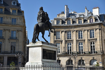 Statue équestre de Louis XIV place des Victoires à Paris, France