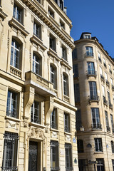 Fototapeta na wymiar Immeubles haussmanniens à Paris, France