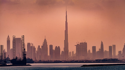 Fototapeta premium Panorama Dubai Skyline im Dunst
