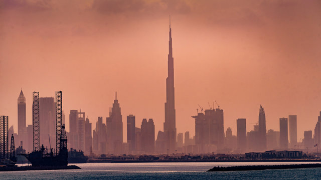 Panorama Dubai Skyline im Dunst