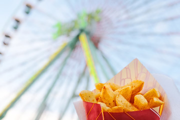 pommes vor riesenrad auf dem jahrmarkt