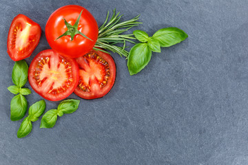 Tomaten mit Basilikum Gemüse von oben Schieferplatte Textfreiraum Copyspace