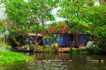 Fototapeta na wymiar Everyday life on the canals of Alleppey.