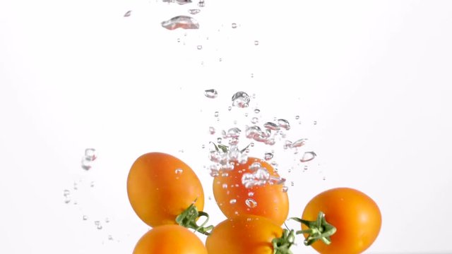 Tomaten fallen in Wasser 
