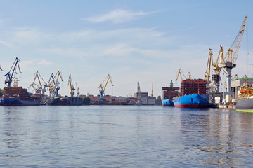 Fototapeta premium Construction of new icebreakers at the shipyard.