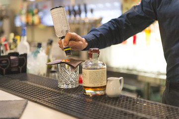 Barman prepara un cocktail