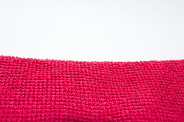 Pano toalha de microfibra vermelho em destaque com fundo branco