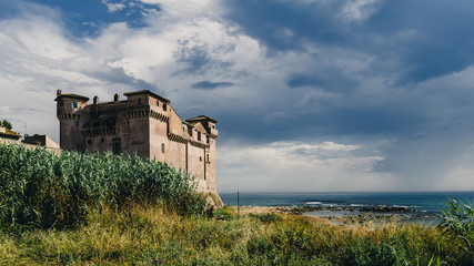 Castello di Santa Severa in Italien am Mittelmeer/ Tyrrhenischem Meer