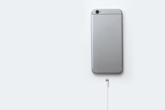 Handy und Ladekabel