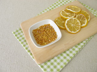 Getrocknete Zitronenscheiben und geriebene Zitronenschale