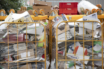 Container mit Verpackungsmüll