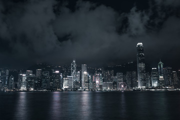 Fototapeta premium Budynki w porcie Victoria Hong Kong w nocy