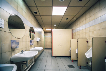 Toilette auf einer Raststätte