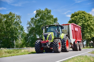 Naklejka premium Gefährlich - landwirtschaftlicher Verkehr auf engen Straßen